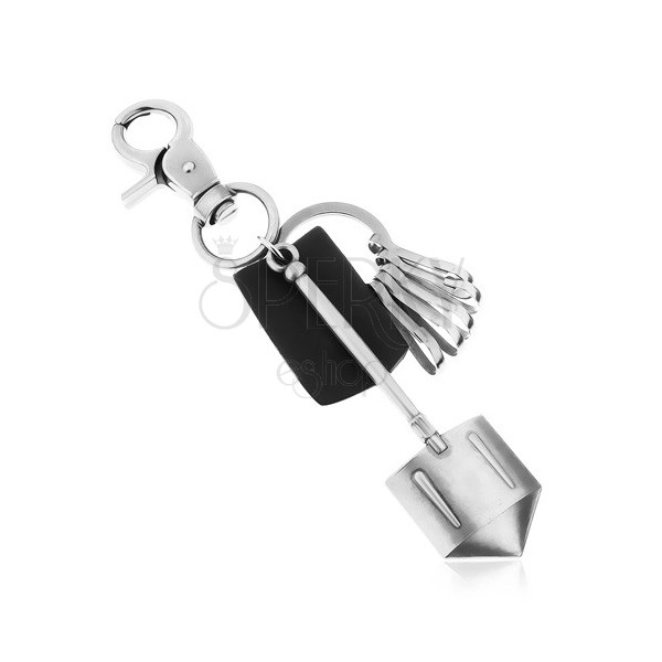 Čierno-sivý patinovaný prívesok na kľúče s matným povrchom, koža a lopata
