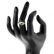 Jagavý prsteň so strieborným odtieňom, brúsený oválny zirkón, číre zirkóniky