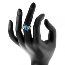 Trblietavý prsteň s modrým zrnom, rozdelené ramená s priezračnými zirkónikmi