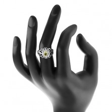 Lesklý prsteň s vyrezávanými ramenami, brúsený oválny zirkón s čírou obrubou