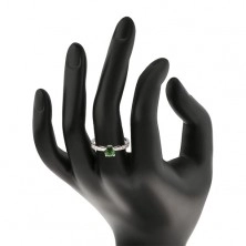 Strieborný 925 prsteň, lesklé ramená vykladané čírymi zirkónikmi, zelený zirkón