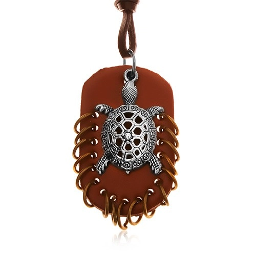 E-shop Šperky Eshop - Náhrdelník z umelej kože, prívesky - hnedý ovál s krúžkami a korytnačka Y35.09