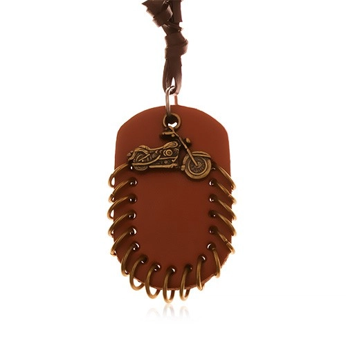 E-shop Šperky Eshop - Náhrdelník z umelej kože, prívesky - hnedý ovál s krúžkami a motorka Y37.08