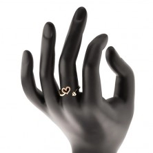 Zlatý prsteň 585 - zvlnené ramená ukončené obrysom srdca a plným srdiečkom