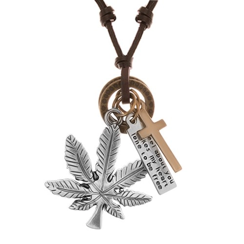 E-shop Šperky Eshop - Náhrdelník - šnúrka z umelej kože s príveskami, list konope, kríž, známka a obruče Y38.18