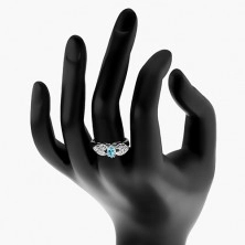 Lesklý prsteň v striebornom odtieni, ligotavá mašlička s modrým oválom