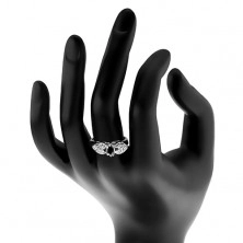 Lesklý prsteň v striebornom odtieni, ligotavá mašlička s čiernym oválom