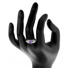 Prsteň s rozšírenými ramenami, číra zirkónová mašlička s fialovým oválom