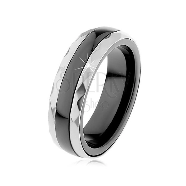 Keramický prsteň čiernej farby, brúsené oceľové pásy v striebornom odtieni