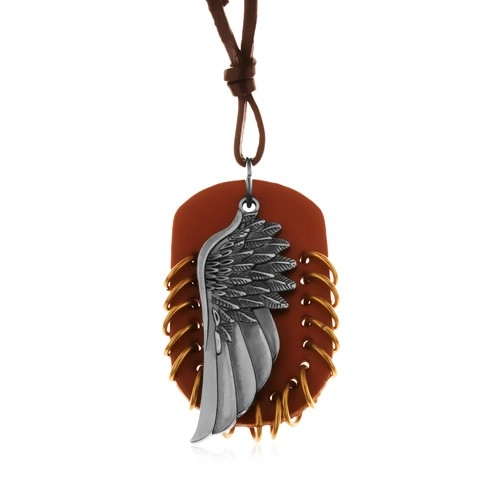 E-shop Šperky Eshop - Náhrdelník z umelej kože, prívesky - hnedý ovál s krúžkami a anjelské krídlo Z12.07
