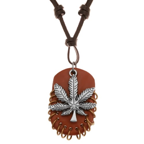 E-shop Šperky Eshop - Náhrdelník z umelej kože, prívesky - list marihuany a hnedý ovál s krúžkami Z22.17