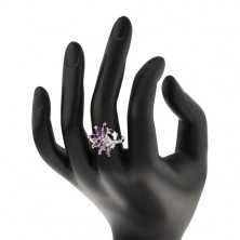 Ligotavý prsteň v striebornej farbe, tmavofialový kvet, lesklý list