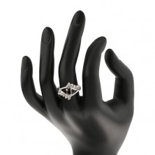 Lesklý prsteň v striebornej farbe, hladké a zirkónové línie, čierny ovál