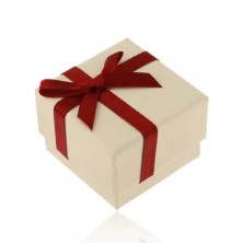 Papierová darčeková krabička v béžovom odtieni, bordová stužka s mašľou