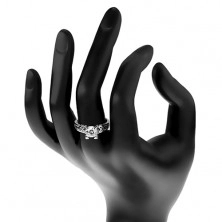 Zásnubný prsteň - striebro 925, výrezy na ramenách, číry zirkón v ozdobnom kotlíku