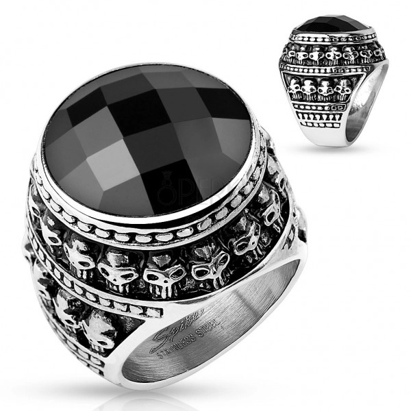 Patinovaný oceľový prsteň, čierny brúsený kameň, obrys z malých lebiek