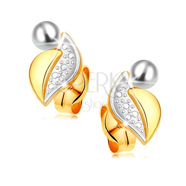 Zlaté 14K náušnice - dvojfarebný list s hladkou a gravírovanou časťou, biela perla