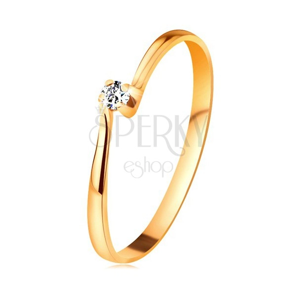 Briliantový prsteň zo žltého 14K zlata - diamant v kotlíku medzi zúženými ramenami