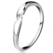 Diamantový prsteň z bieleho 14K zlata - briliant čírej farby v šikmom výreze