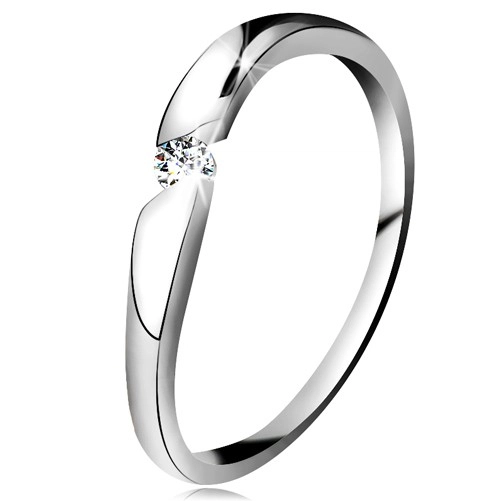 Diamantový prsteň z bieleho 14K zlata - briliant čírej farby v šikmom výreze - Veľkosť: 56 mm