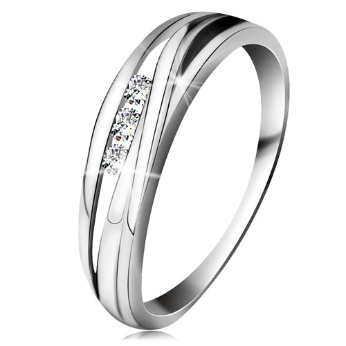 Briliantový prsteň z bieleho 14K zlata, zvlnené línie ramien, tri číre diamanty - Veľkosť: 53 mm