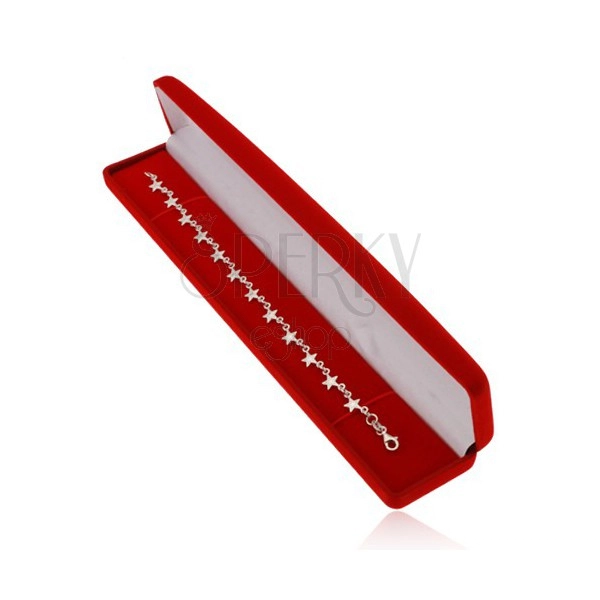 Červená darčeková krabička, podlhovastá, so zamatovým povrchom