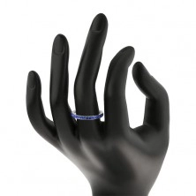Oceľový prsteň striebornej farby, ligotavé tmavomodré zirkóniky