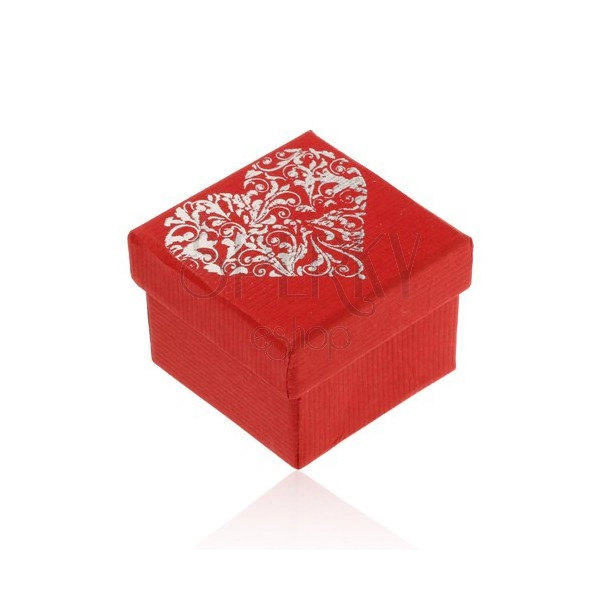 Darčeková krabička v červenom odtieni, veľké zdobené srdce striebornej farby