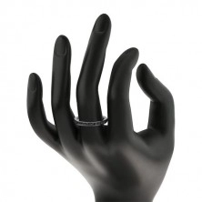 Oceľový prsteň striebornej farby, ligotavé čierne zirkóniky