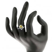 Trblietavý prsteň v striebornom odtieni, oválny zirkón v žltej farbe