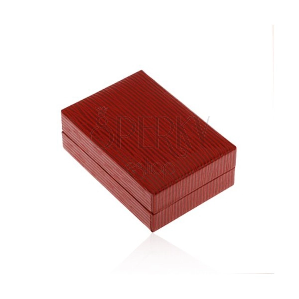 Krabička na náušnice v tmavočervenej farbe, koženkový povrch so zárezmi