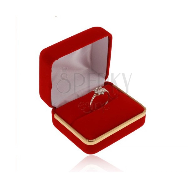 Zamatová krabička na prsteň, hladký povrch červenej farby, pás v zlatom odtieni