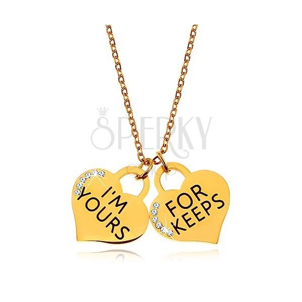 Oceľový náhrdelník zlatej farby, dva srdiečkové prívesky s nápismi a zirkónikmi