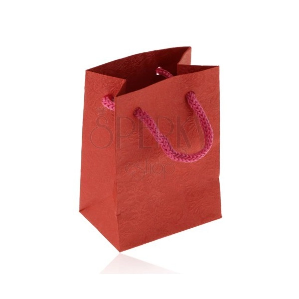 Malá papierová taštička na darček, matný povrch v červenom odtieni, vzor ruží