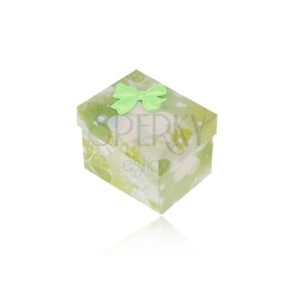 Zeleno-biela krabička na prsteň alebo náušnice, potlač trojlístkov, mašlička