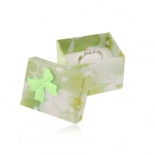 Zeleno-biela krabička na prsteň alebo náušnice, potlač trojlístkov, mašlička