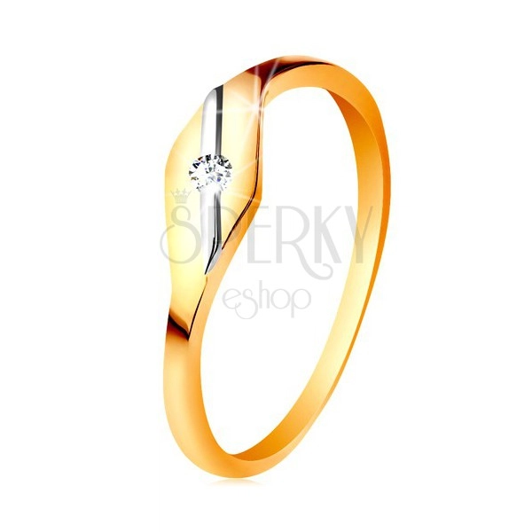 Zlatý prsteň 585 - lesklé zrnko, šikmá línia z bieleho zlata a číry zirkónik