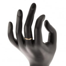 Zlatý diamantový prsteň 585 - lesklé hladké ramená s úzkym výrezom a briliantmi