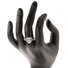 Strieborný prsteň 925, trojuholníkový číry zirkón, ligotavý lem, výrezy