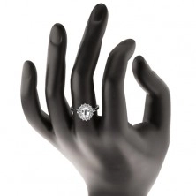 Zásnubný prsteň zo striebra 925, oválny brúsený zirkón, lem z drobných zirkónikov