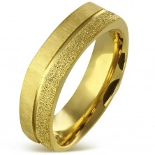 Hranatý prsteň z chirurgickej ocele zlatej farby - pieskovaný a saténový pás, 7 mm
