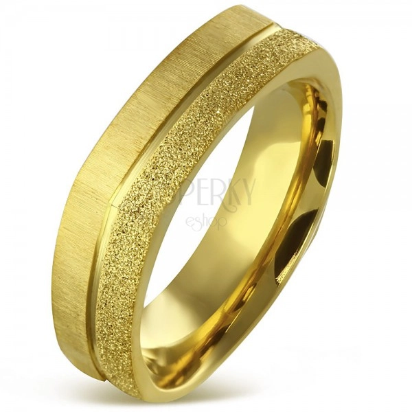 Hranatý prsteň z chirurgickej ocele zlatej farby - pieskovaný a saténový pás, 7 mm
