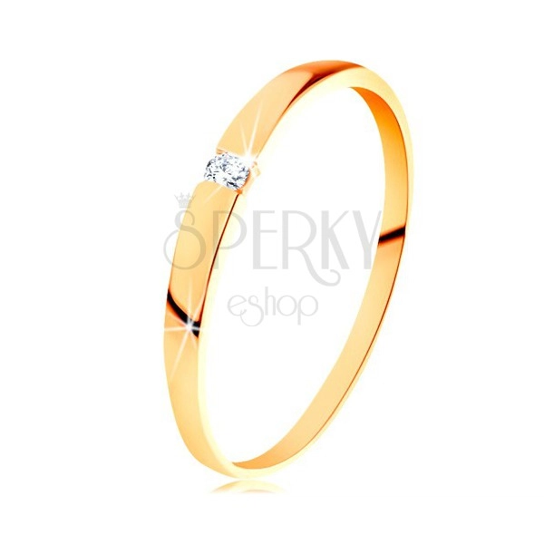 Zlatý 14K prsteň - ligotavý zirkón čírej farby, hladké vypuklé ramená