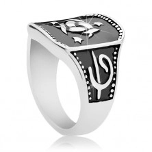 Oceľový prsteň, čierny obdĺžnik s keltským uzlom a tromi hviezdami