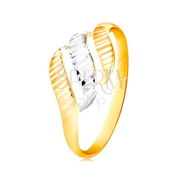 Zlatý prsteň 585 - tri vlnky zo žltého a bieleho zlata, ligotavé zárezy