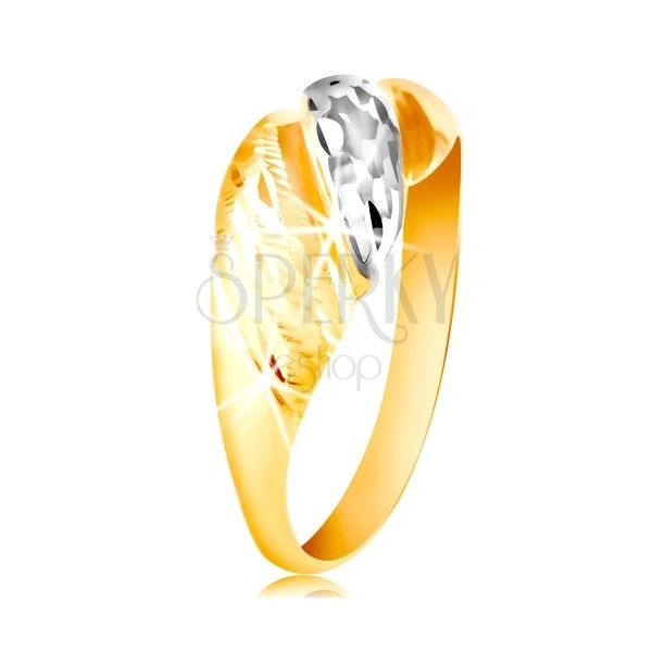 Zlatý prsteň 585 - vypuklé pásy žltého a bieleho zlata, ligotavé ryhy
