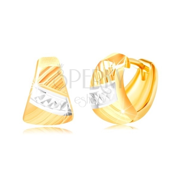 Náušnice zo zlata 585 - zaoblený trojuholník, šikmé ryhy, pás bieleho zlata