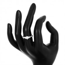 Zásnubný prsteň zo striebra 925 - okrúhly zirkón, zvlnené lesklé línie, zirkóniky