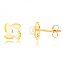 Zlaté 9K náušnice - zrkadlovolesklý kvietok so štyrmi lupienkami, biela perla