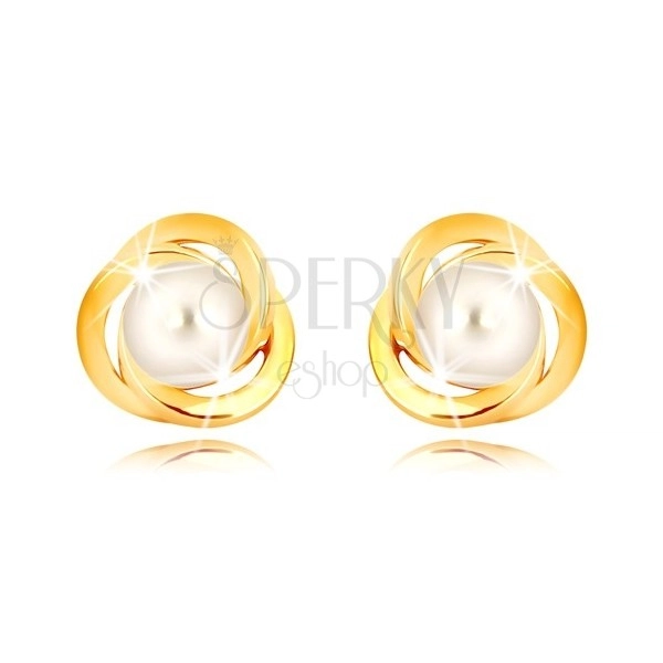 Náušnice z 9K žltého zlata - tri prepletené obruče, biela sladkovodná perla, 5 mm